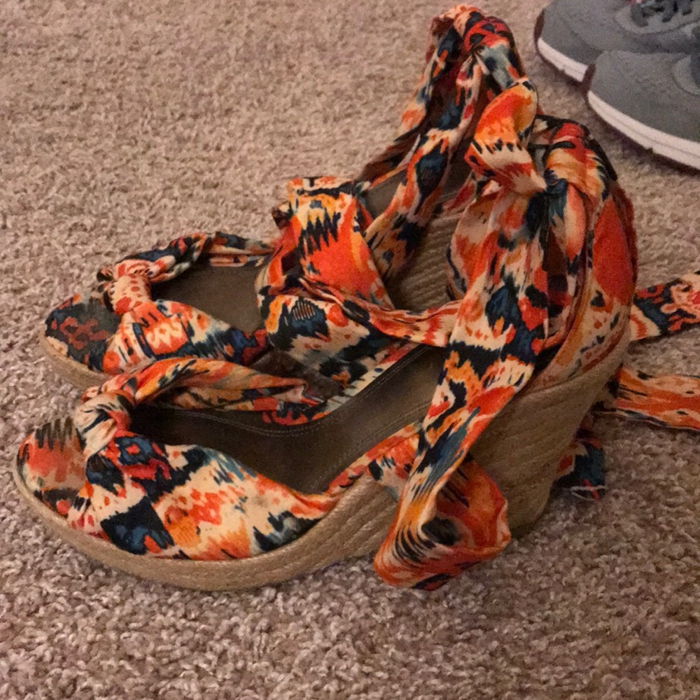 Wedges that tie up ankle